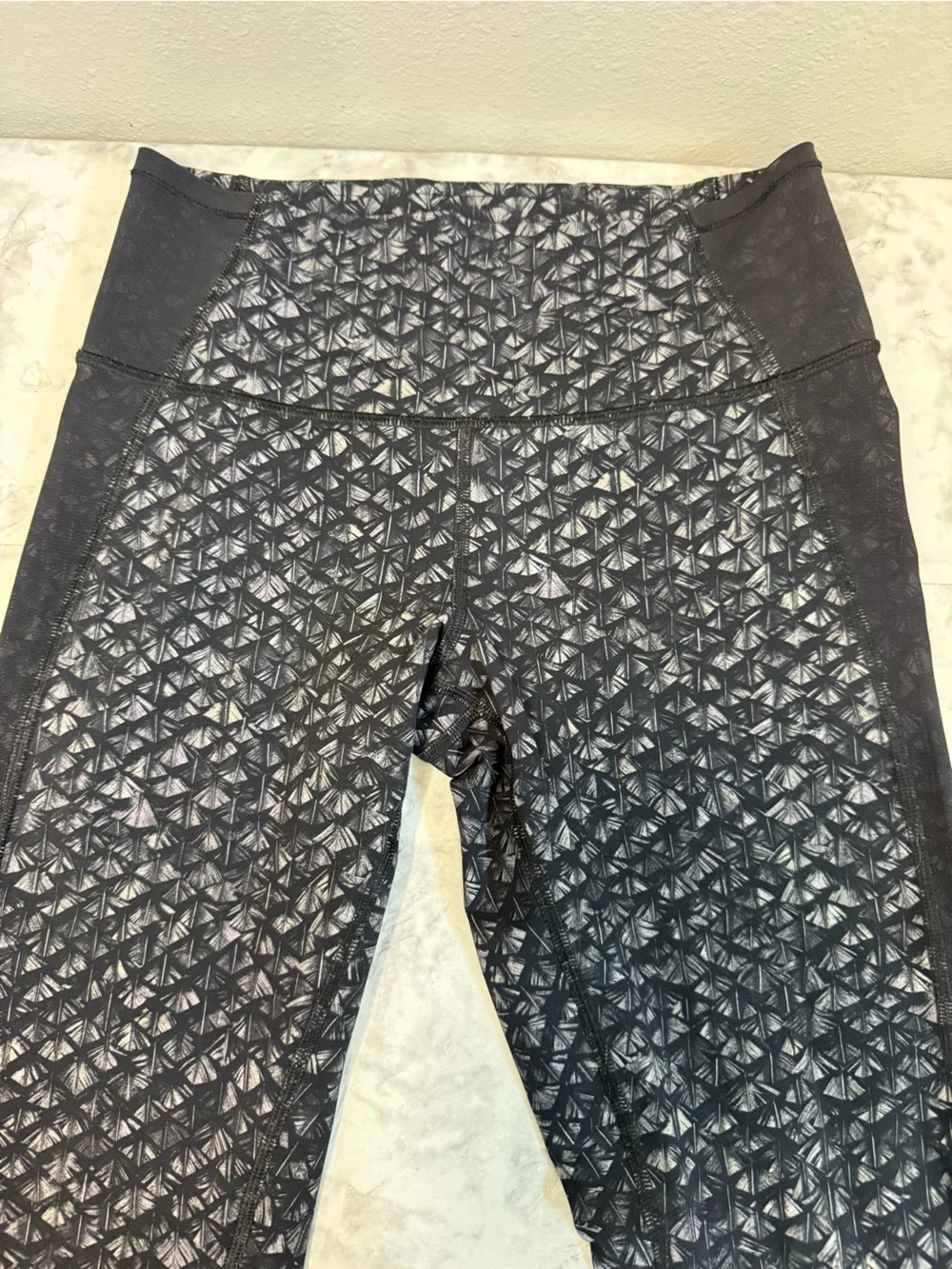 Lululemon women Black Geo Print High-Rise Leggings Size 6